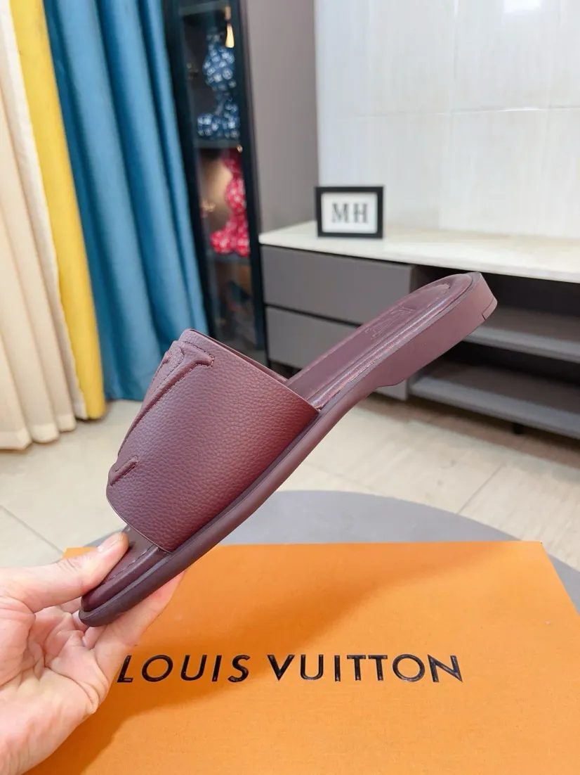 Men's shoes 💰300🌸🌸LV Ordinary men's spring and summer slippers, uppers imported from Italy, cowhide fabric, logo graphics, high-quality craftsmanship, soles: original soles specially provided by the original factory, exclusive movable molded soles super comfortable, original factory single goods, 🔍🔍high quality, you can enter and exit the counter at will, welcome to compare, size 38-45